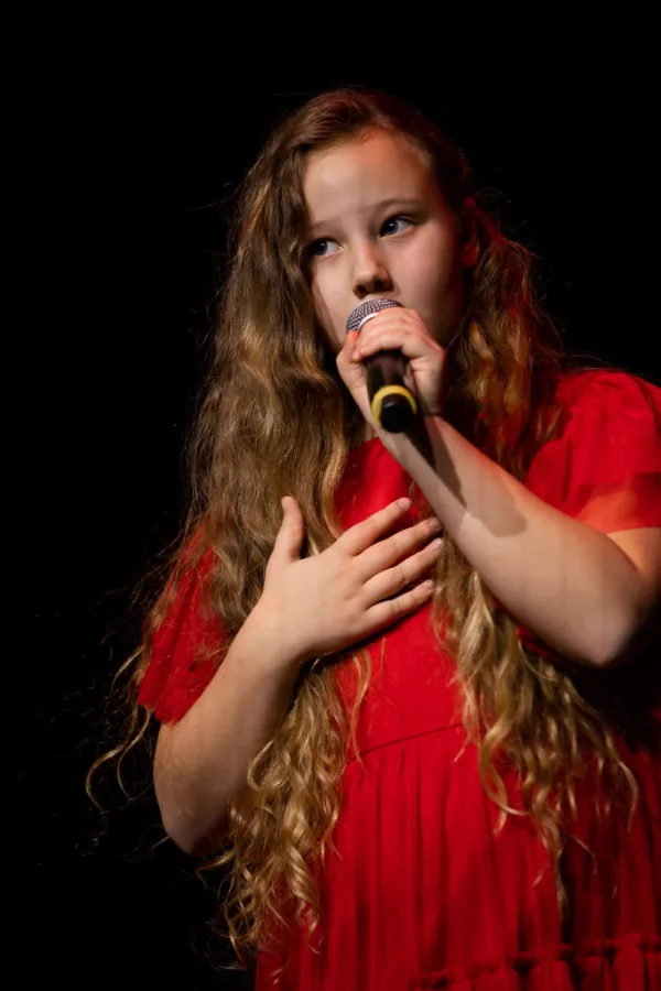 Jauna solistė raudona suknele